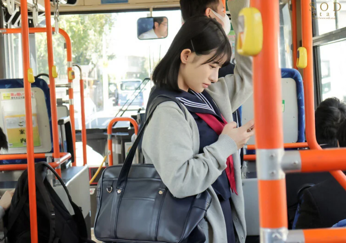 【女子校生痴漢】「また…触られたいな…」通学中のロリ顔美少女女子高生が車内でエロい事をされて気持ち良かったようで…