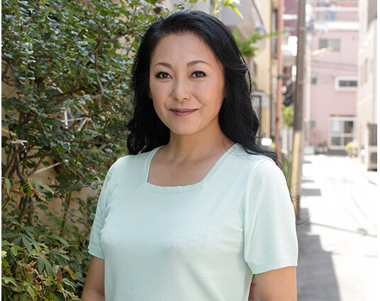 厚め化粧のおばさんが垂れ気味ボディをくねらせて脈々とした若き元気な肉棒を迎え撃つ！