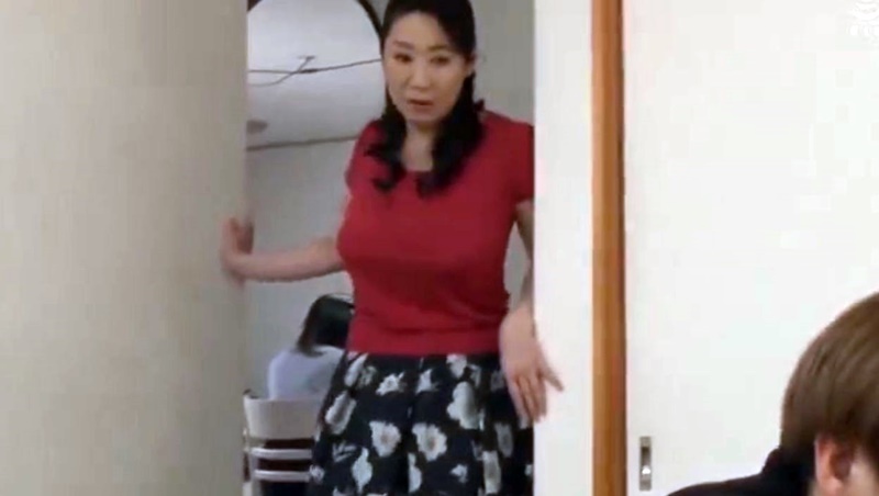 【娘の旦那】”妻が相手してくれなくて…”若い夫婦に営みが無いのを憐れんだこのおばさんが義息子のエロの相手をすることに！