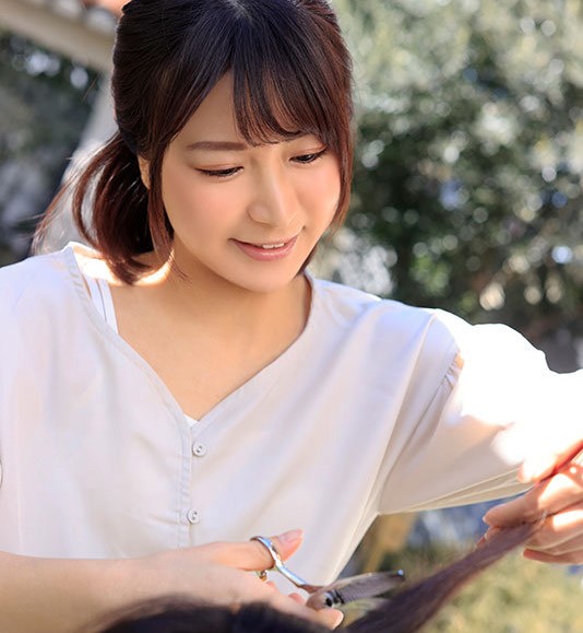 【新人】セフレにしたくなるほど優しい美容師が欲望に駆られる！"おもちゃより本物がいい"と笑顔で腰を振り乱れる〈友咲まりか〉