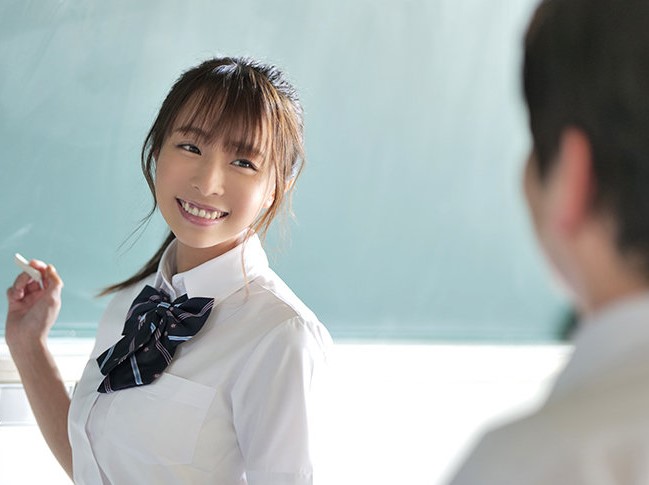 【色仕掛けJK】八重歯と巨乳な美少女が大好きな先生をたぶらかす...何とか耐えてた理性も押しに負けてしまい…〈天音まひな〉