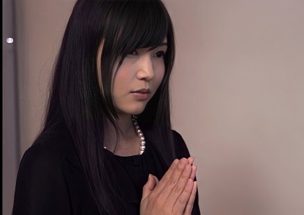 【ながえスタイル】”あなたのことは忘れません…”亡くなった老人に手を合わせる人妻…実はお年寄りと彼女は秘密な関係で…