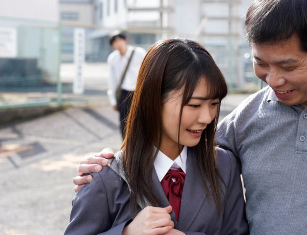 【胸糞援交】”あれ…？あの子たしか…”父の自暴自棄で借金苦の美少女が生活の為にいやらしいオジサンに身体を売る…