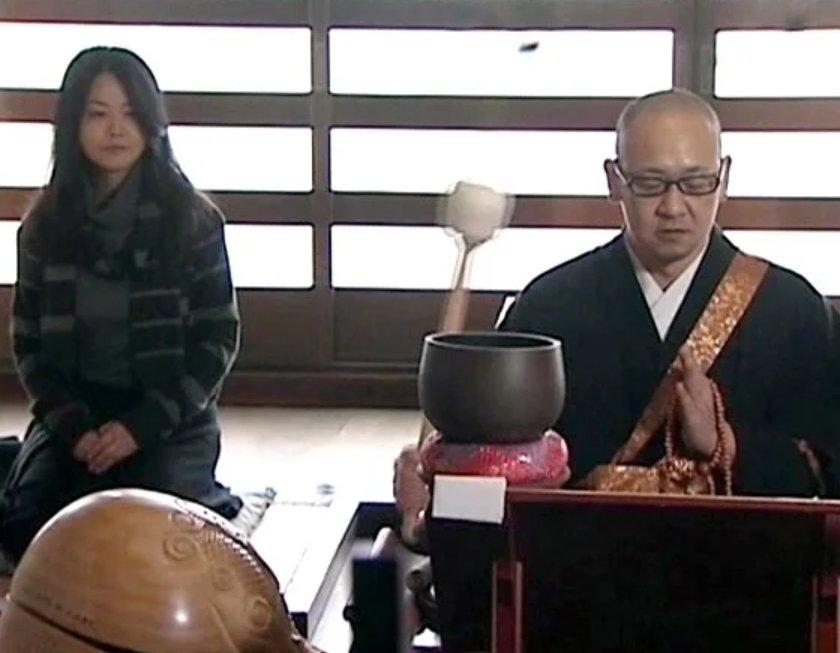 【ヘンリー塚本】”こんなところで…仏さんに失礼よ…”色っぽい人妻熟女とエロ変態住職が本能のまま激しいセックス！