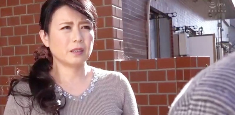 【熟女】「やっぱり若いと元気ね…」一度きりのはずだった逢瀬は何度も果てを超え、濡れた口元で肉棒を咥え続ける■三浦恵理子