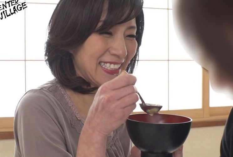 【近親相姦】”私が何でもしてあげる♡”病床の息子の看病をする五十路の義理母、欲求不満が募りついムスコに欲情し...磯山恵子