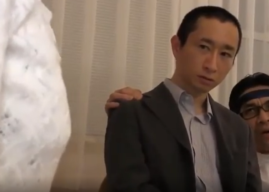 【種付けNTR】先輩宅へ飲みに来て泊まることになったが、彼の奥さんの巨乳に欲情！上司が寝てるすぐ横で彼女を襲う！
