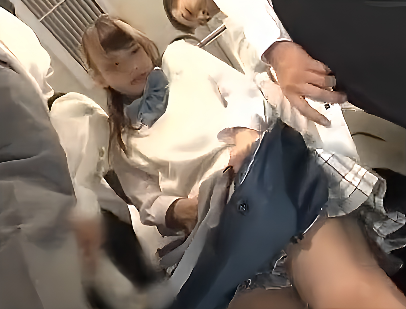 【JK痴漢】”アソコが…熱い…”満員電車で囲まれた男達に媚薬を塗られて肉棒をぶち込まれるけど恥ずかしさより快楽が勝り…