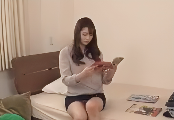 【エロ義理母】”ムラムラしてきちゃった…”義理息子の部屋で見つけたH本に欲情して自慰してたらムスコが帰ってきて…