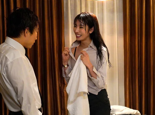 【相部屋】美人OLとの出張で記憶的豪雨に見舞われ同室での宿泊を余儀なくされたが濡れた彼女がエロすぎて…■楓カレン