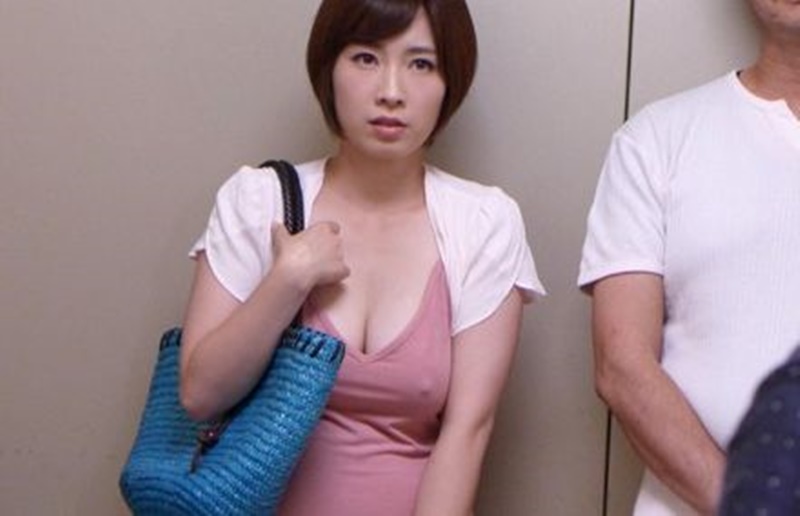 【透けるチクビ】変態旦那の指示でエロいワンピースで男の前に立たされる人妻…夫の変わった性癖の餌食になってしまう〈奥田咲〉