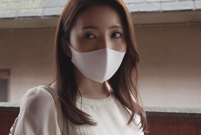 【近くの美人】旦那がいない隙を見計らって人妻をいただきますしちゃう近所の男とまんざらでもない奥様〈妃ひかり〉