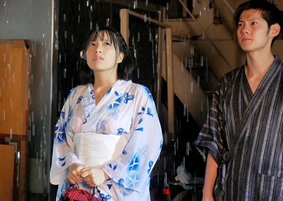 ★ラッキースケベ★「雨のお陰でビショ濡れ姿が見れるなんて！」若い男女が欲情すると中出しセックスに発展しますｗ根尾あかり
