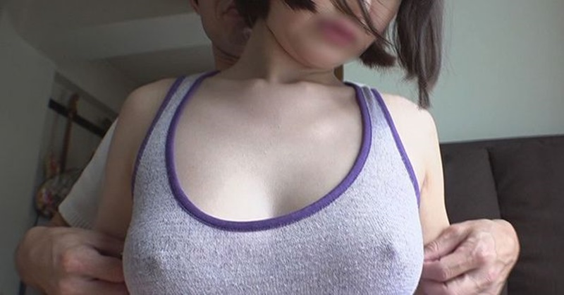 【専門学生】『服の上からでも乳首ビンビン…』おっぱい揉まれ、乳首いじられ、いい感じ！敏感なところ直接触ると…