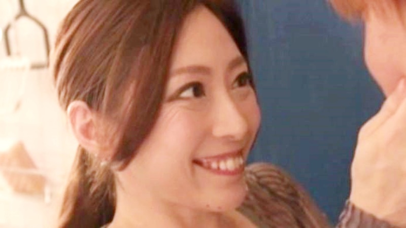 【変態夫婦】『もっと見て』エロい服で配達員を誘惑する妻！それを覗き見して興奮する夫！燃え上がるふたり…