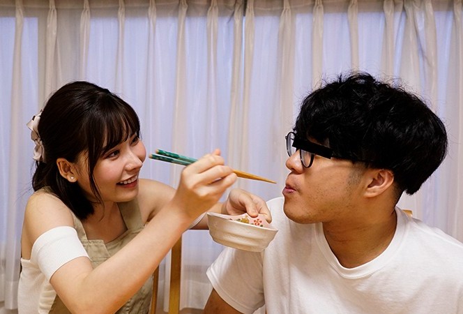 大人気AV嬢が素人宅に突撃し丸１日滞在・夢のようなイチャイチャ同棲生活・ナマ中出し子作り体験までできちゃう★深田えいみ★