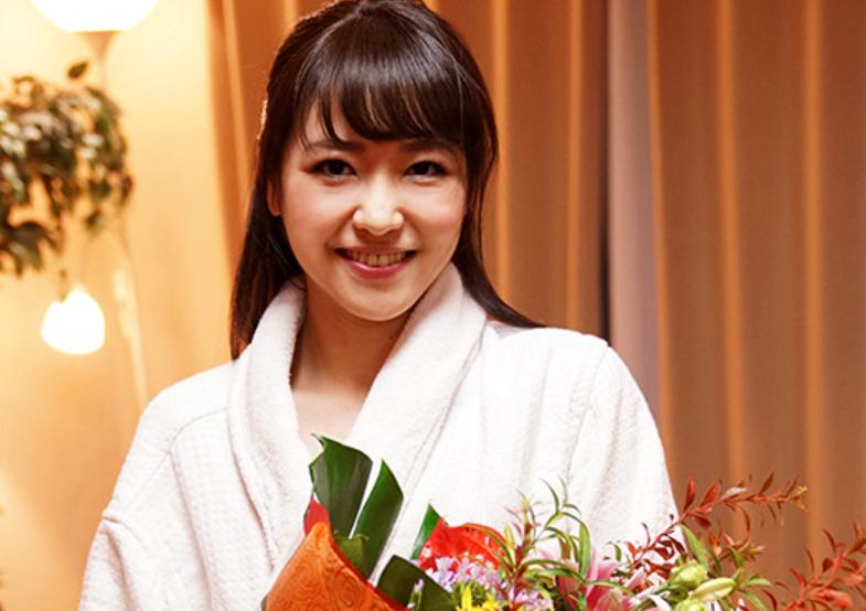 【お母さんの友人】熟れても美しい美魔女のエロオーラに息子の欲求は抑えられず押し倒して腰を振る！〈加藤沙季〉