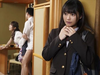 【興味津々】”セックスってこんなにすごいの…？まだ性に目覚めてなかった美少女が夫婦の営みを見せつけられ覚醒する！