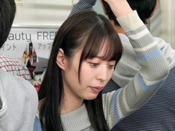 【電車痴漢】満員電車で食い込むTバックに耐えきれず…巨尻美女は羞恥と快感で腰を震わせ下着ずらされ何度も絶頂