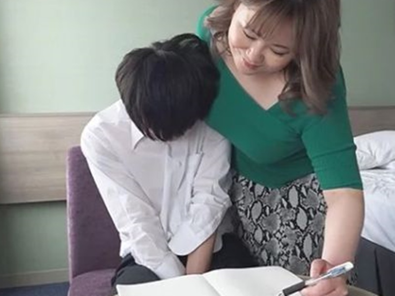 【超乳】張り裂けんばかりの爆乳を誇る熟女に孫が虜に！大人の余裕と妖艶な腰使いで体力を奪い尽くされる濃密セッション