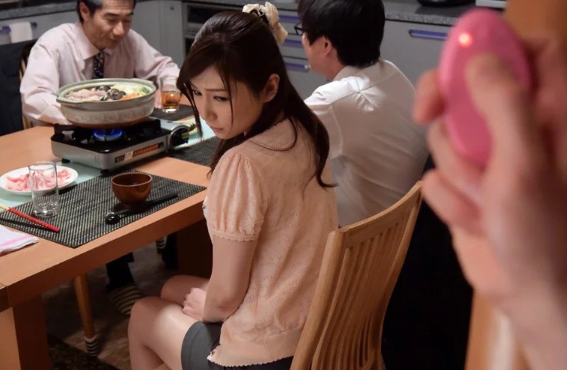 【失禁人妻】”ウソ…こんなとこでスイッチいれたら...”放尿鑑賞好きな変態義理父に弄ばれる美人■佐々木あき