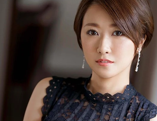 【若熟女】結婚して九年のショートヘア美女のデビュー作！清楚な見た目と想像もつかぬとエロ体質でイキまくる〈瀬戸奈々子〉