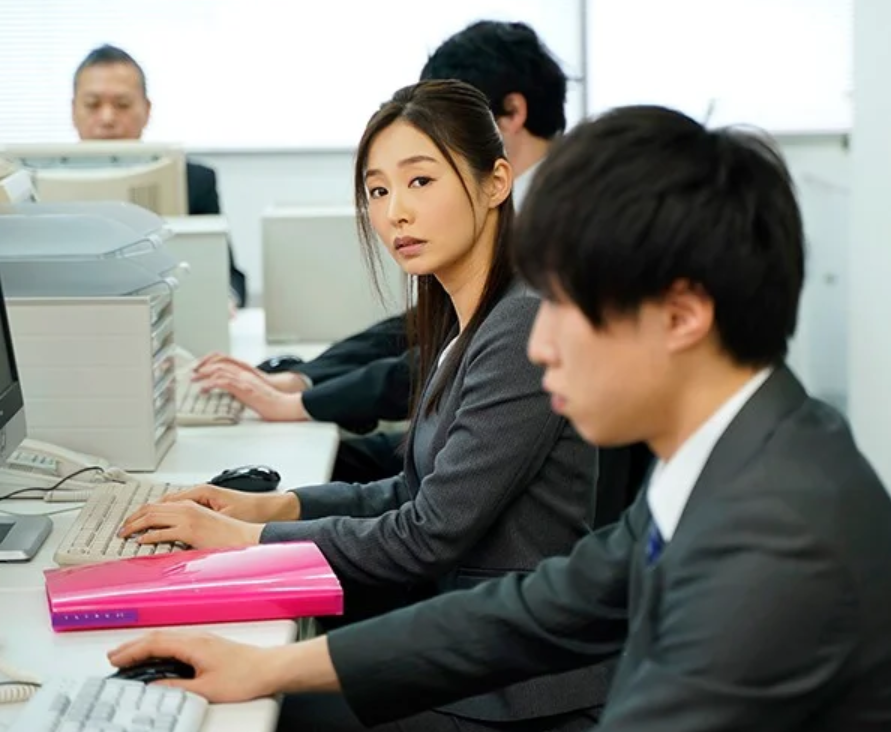 【OL】最終電車に間に合わずやむを得ず先輩女性宅に泊まることになったが会社とは違う一面に思わず…■夏目彩春