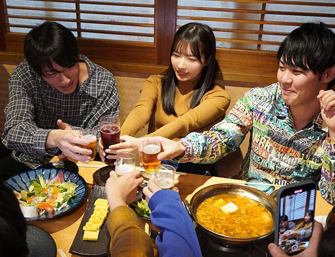 【乱交レイプ】歓迎会で酔わされ気づいたら男達の肉棒の餌食に…そんな快楽にどんどん堕ちていく新入生美女…〈三浜唯〉