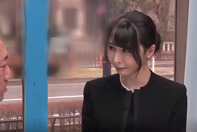 【未亡人MM号】”心も身体もずっと寂しくて…”泣きながら思い出話を語る美人を思わず抱きしめて不満を解消してあげる男