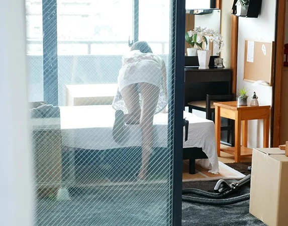 【隣人奥さん】虫退治に困ってた美女を助けに行ったらブラを着けてない…我慢できず理性が吹っ飛んだ■葵つかさ