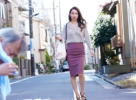 【美人奥さん】医者を夫に持つセレブ妻と日雇い労働者のおじさんが些細なことから出会いイケない関係になる■佐野栞