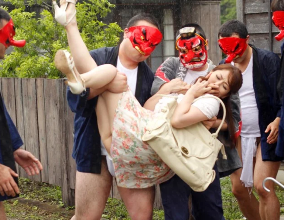 【ザーメン便器化妻】”いやぁ…何なのこの村っ…”山奥の村で開催される”ぶっかけ祭り”の生贄になる人妻…■翔田千里