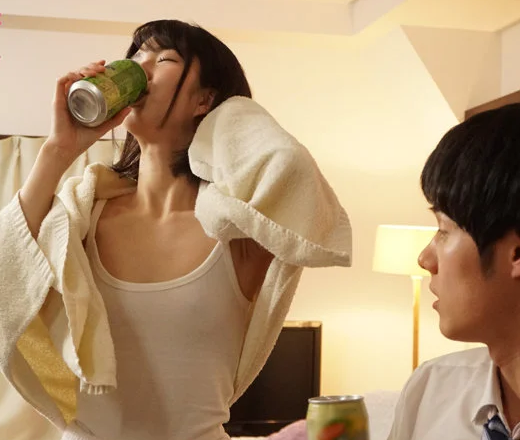 【NTR】泊まりの残業続きで臭かった妻帯者男が後輩美少女の家に泊めてもらったら彼女が無防備過ぎて興奮が収まらず■倉本すみれ