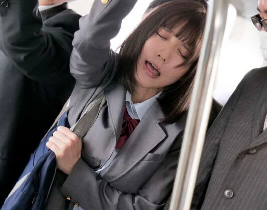 【痴漢】”バレないようにって思うと興奮しちゃう…”電車内で男に触られてしまったJKが続きを求めてきて…■小倉七海