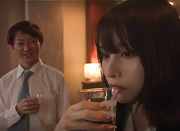 【寝取られ】浮気元カレと仕事での出張で同室に…薬入りとも知らず勧められた飲み物を飲む後ろで男はほくそ笑む…■伊藤舞雪