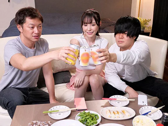 【逆寝取り】家飲みで友人カップルと三人で飲んでたら友達男が寝てしまい…酔って良い雰囲気になった俺は…■橋本ありな