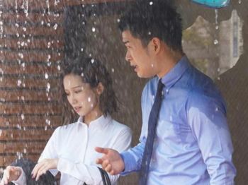 【濡れた人妻】雨宿りで入ったホテルでブラウスが濡れ透けた下着とデカ尻に欲情した男部下は我慢できずに…■小島みなみ