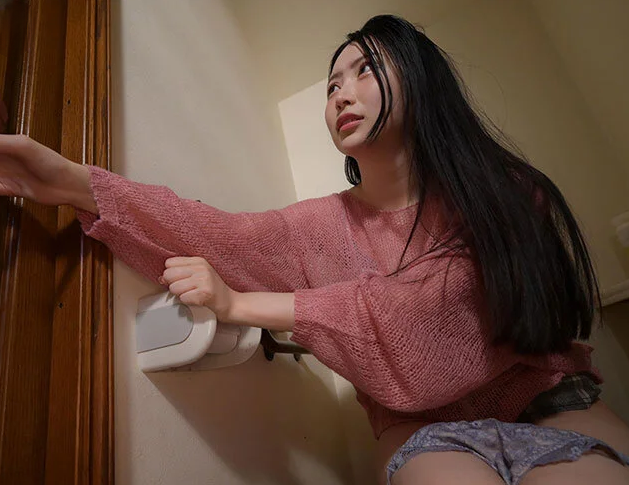 【屈辱レイプ】”やめて…開けないで…”親の再婚相手の男の狙いは私だった…母の居ぬ間を狙って強引に犯される…■朝日りお