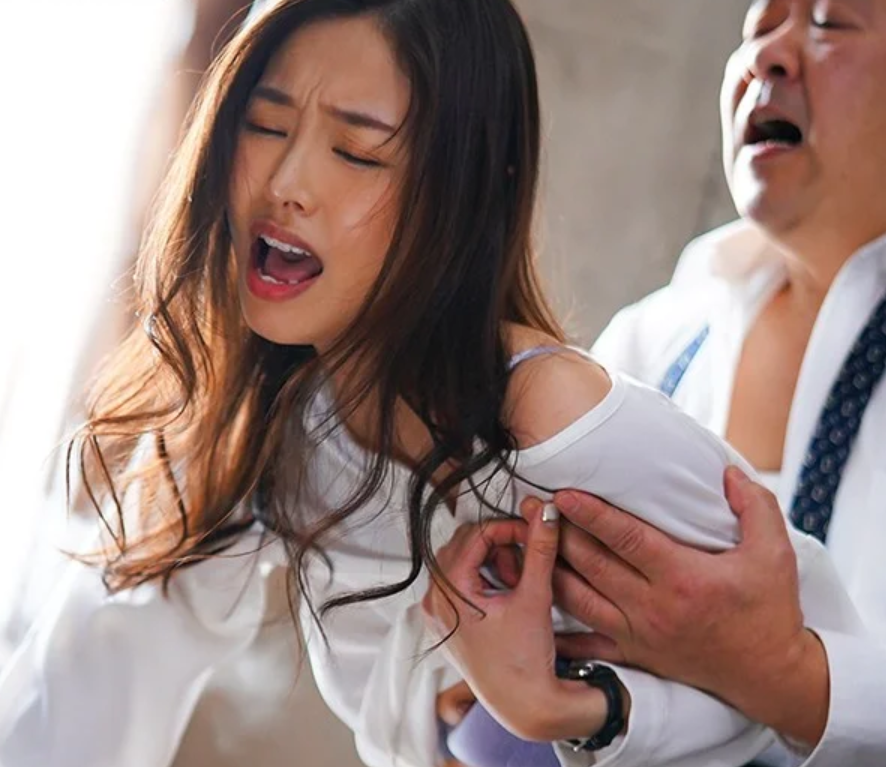 【おばさん秘書】「社長…騙したんですね...」周りを知らずに誘惑してしまうエロ美乳な人妻主婦が中年と旅行に行きますが…