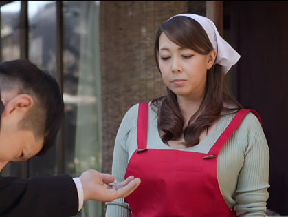 【肉感熟女】808円払うと”秘密のサービス”を受けれると噂を知り男子達が懇願され渋々筆おろしを始めるが…■風間ゆみ