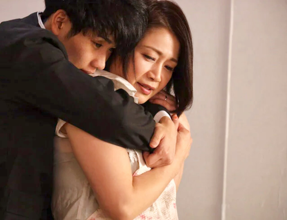 【実の母親】「待って…私達は親子なのよ…？！」エロ巨尻なおばさん主婦が実の息子に欲情されてしまい…友田真希