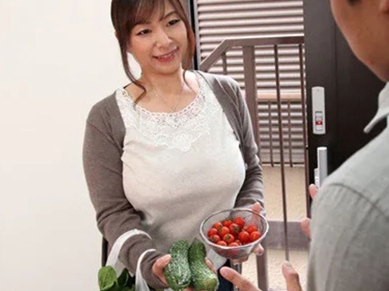 【不倫熟女】”野菜不足なんでしょ！持ってきたわよ…♡”モテない男がご近所のおば様には大人気で…ついに身体を求められ…