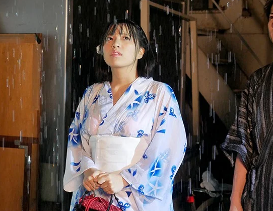 【浴衣美少女】”濡れちゃったね…”花火帰りの大雨で電車もなくなりホテルに入ったが濡れ透け彼女がエロくて…■根尾あかり