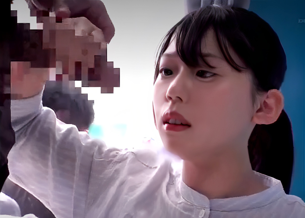 【MM号】”旦那のよりも長いんですねぇ…”外にいる夫と子供そっちのけで巨根をマジマジと見つめるママさんをハメますｗ