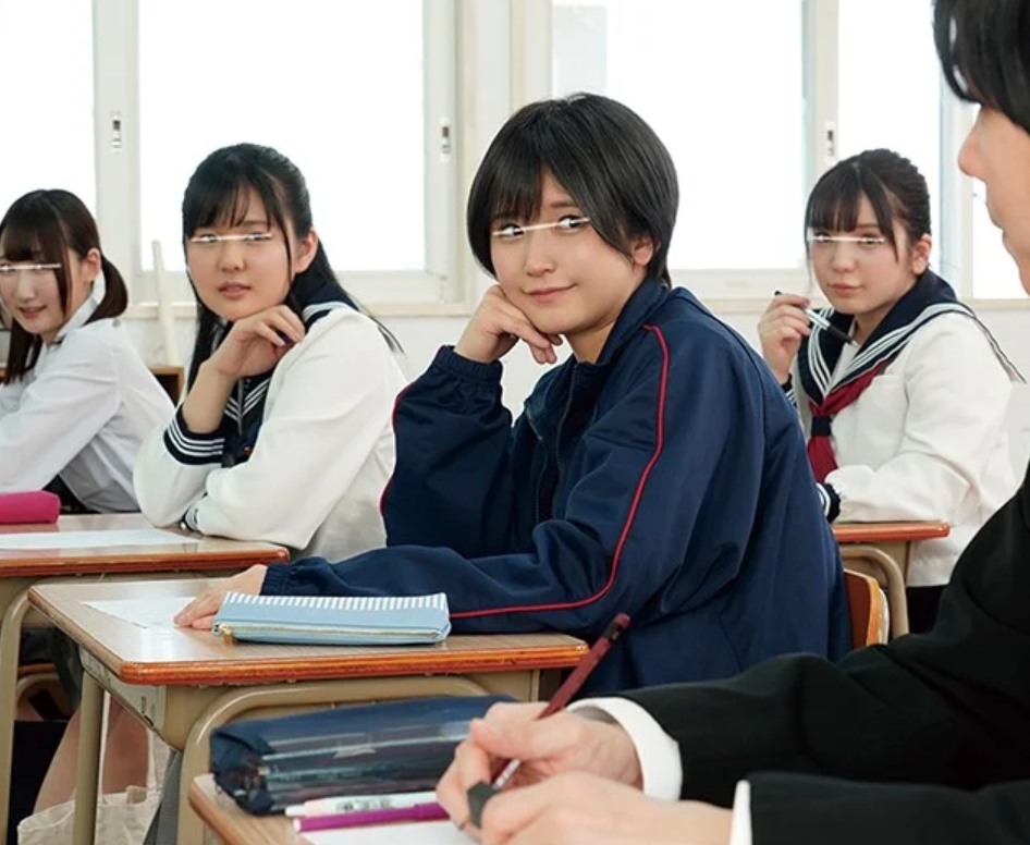 【女子校生】「みんな俺のこと見てる…」エロロリミニスカ制服JKの中に一人だけ男が紛れ込んでしまった結果…