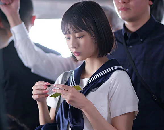 【清楚系JK】”先生…もっとシて…♡”痴漢されてる生徒を目撃し助けたら謝って手が触れてしまいなぜか興奮してる美少女