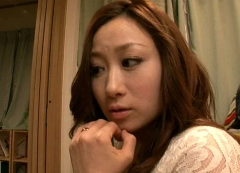 【おばさんレイプ】「ウチの嫁を寝取ってくれませんか...？」エロ美乳なギャル風人妻熟女が他人棒で犯される！