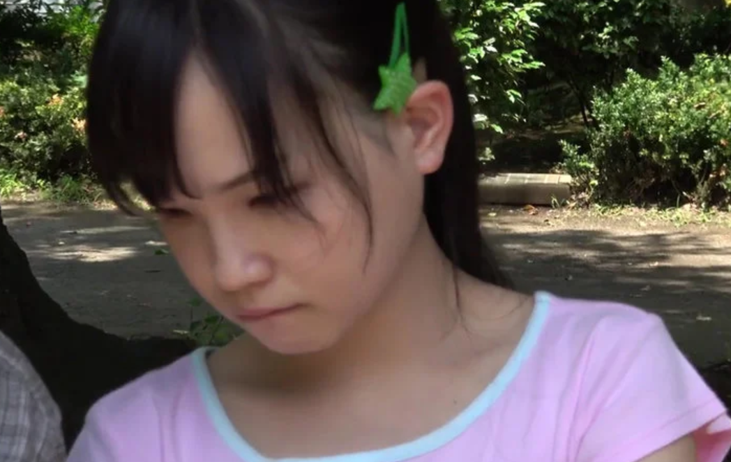 【貧乳娘】「お父さんが体でかせいでこいって…」生活保護の父親から中年男とヤるように命令される美少女ですが…工藤ララ