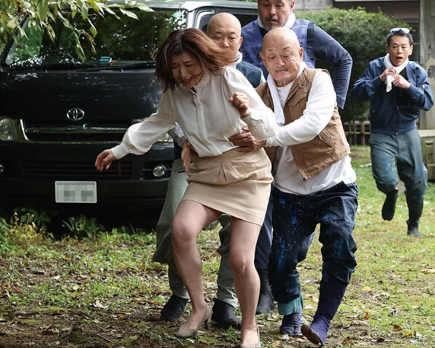 【ながえスタイル】~おばさんレイプ~「イイじゃねーか、減るもんじゃないし」エロデカ尻な完熟マダムが野外で男に犯される