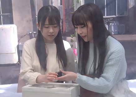 【マジックミラー号】仲良しJD達に童貞君の筆おろしが成功したら脱出できる企画に挑戦！いつの間にか気持ち良くなって3Pにｗ